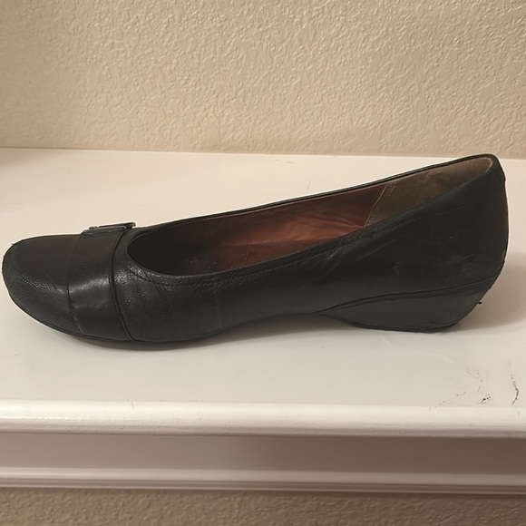 Women’s Clark’s black slip on shoes, size 9. - Picture 4 of 11